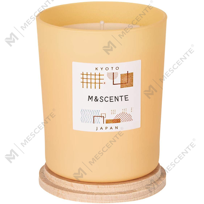 M&Scent zakázková privátní značka vyrábí barevné elegantní svíčky ze sójového vosku