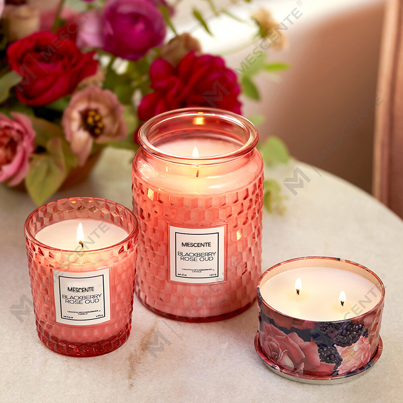 M&Scent vlastní vánoční dekorace Blackberry Rose Oud Icon Svíčka